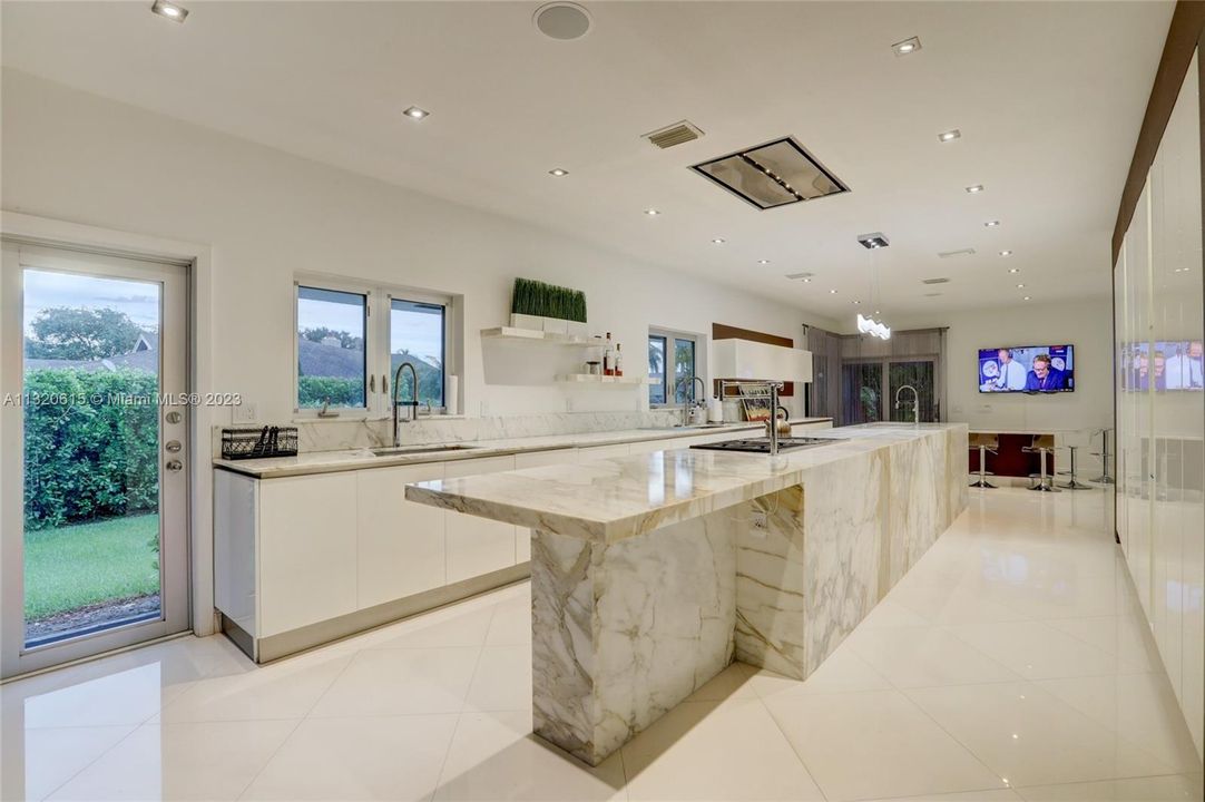 Recientemente alquilado: $35,000 (4 camas, 4 baños, 5000 Pies cuadrados)