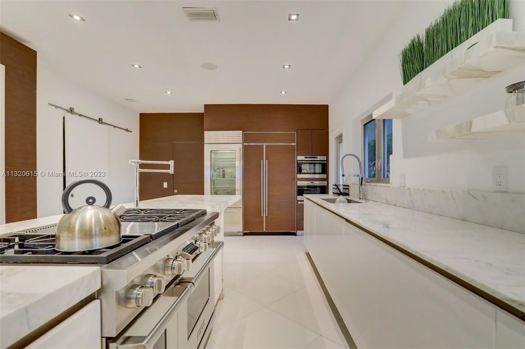 Recientemente alquilado: $35,000 (4 camas, 4 baños, 5000 Pies cuadrados)