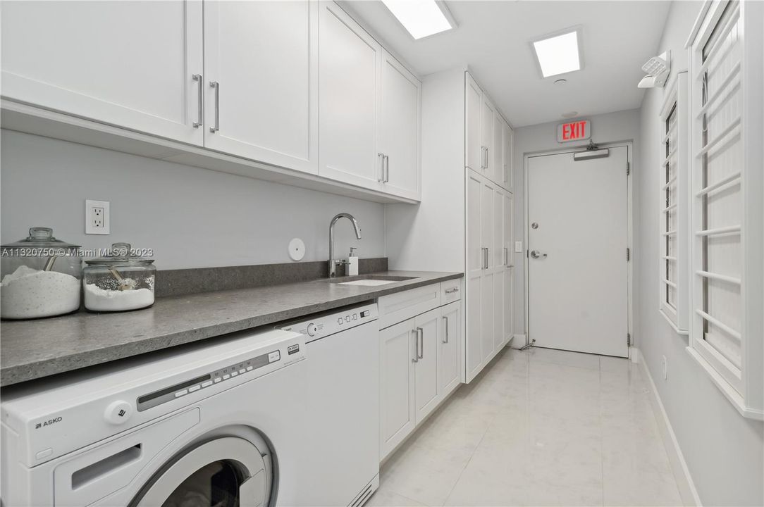Recently Sold: $1,900,000 (3 beds, 3 baths, 2720 Square Feet)