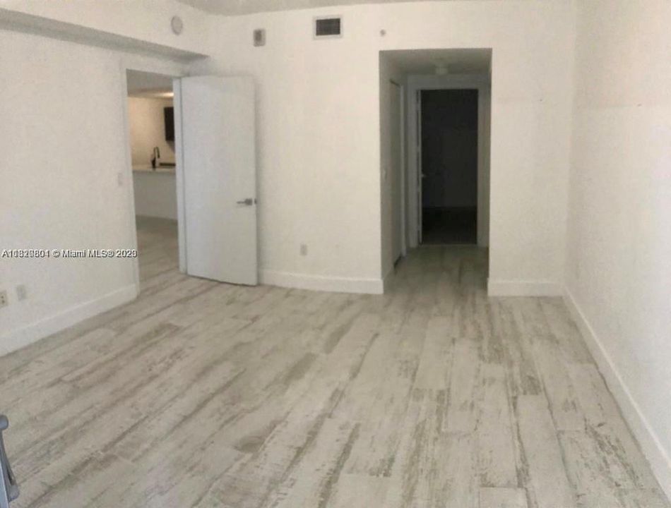 For Rent: $3,900 (1 beds, 2 baths, 979 Square Feet)