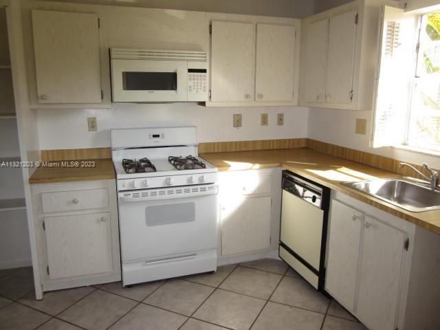 Recently Rented: $2,400 (2 beds, 2 baths, 1450 Square Feet)