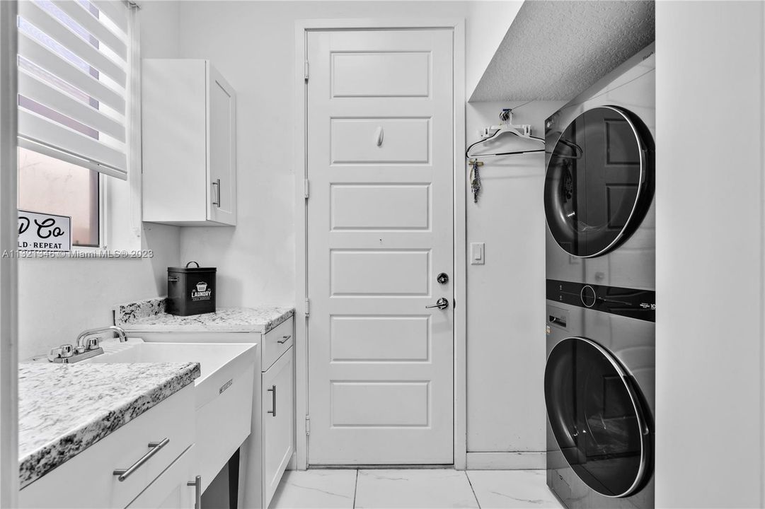 Recently Rented: $6,800 (5 beds, 4 baths, 3491 Square Feet)