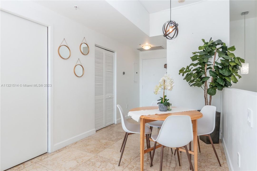 Recently Sold: $520,900 (1 beds, 1 baths, 972 Square Feet)