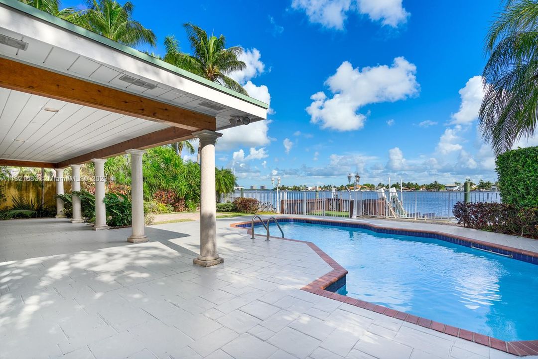 Recently Sold: $5,550,000 (4 beds, 3 baths, 3934 Square Feet)