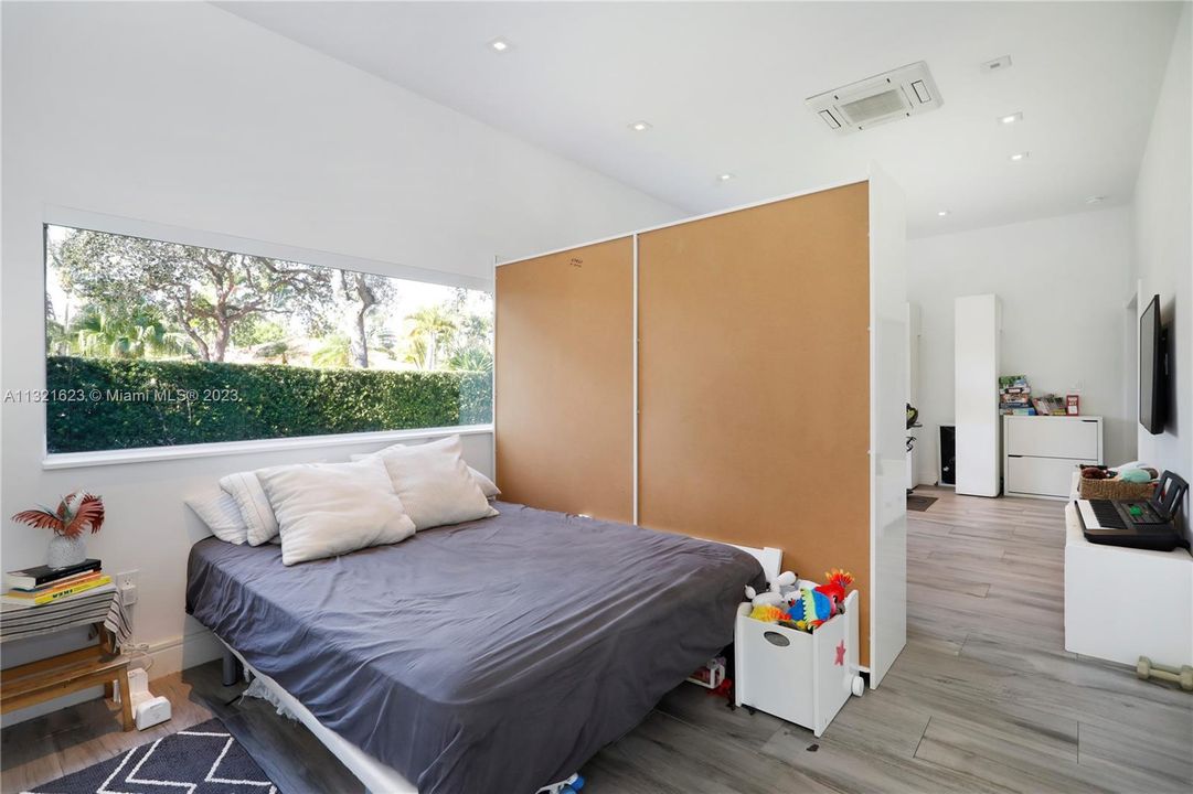 Active With Contract: $3,800,000 (5 beds, 4 baths, 3047 Square Feet)