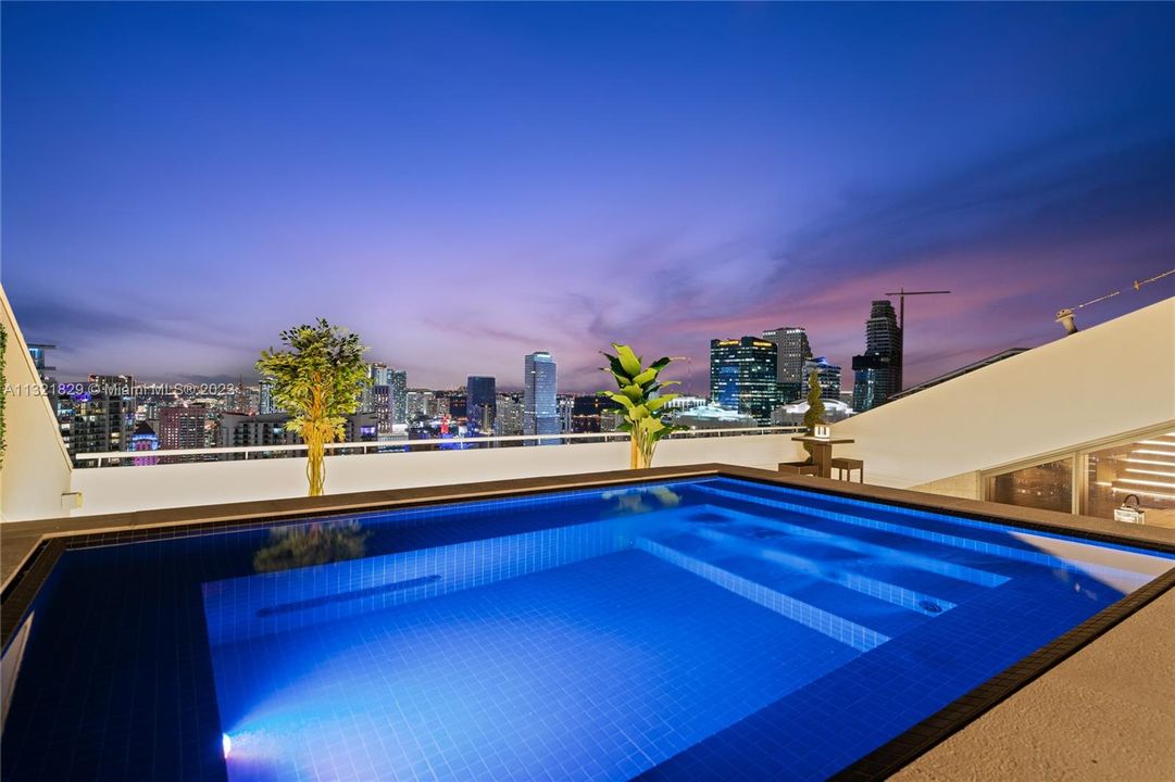 Lower roof top private pool