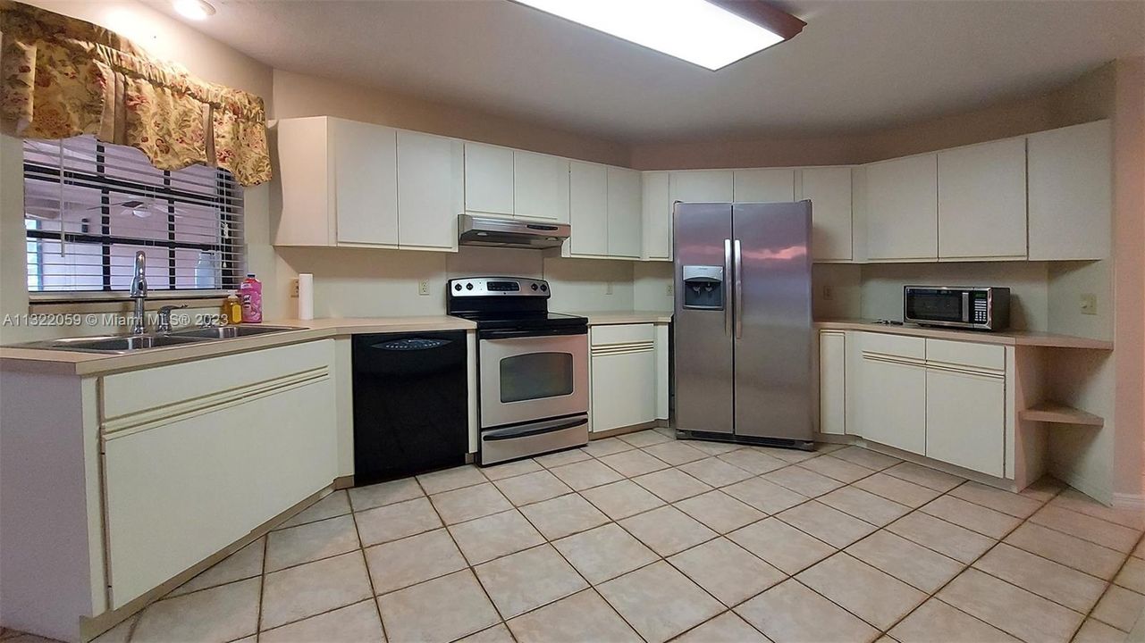 Vendido Recientemente: $549,000 (3 camas, 2 baños, 2518 Pies cuadrados)