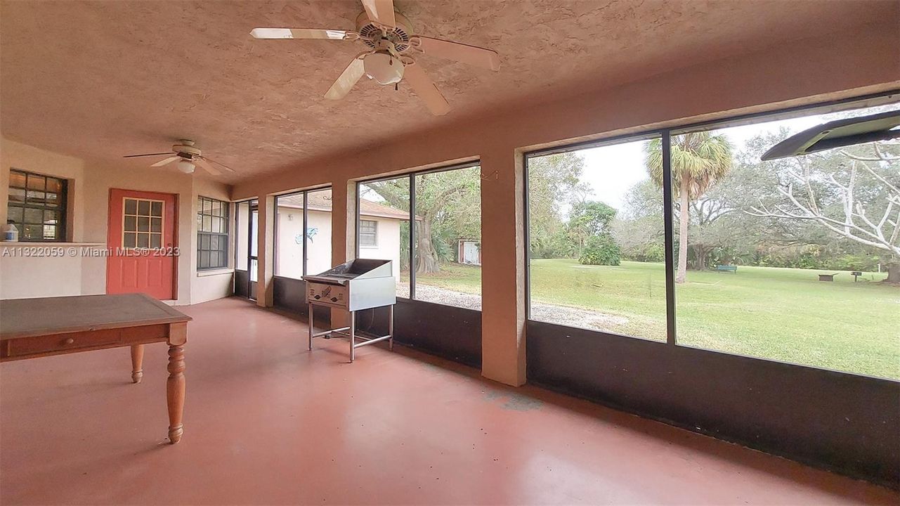 Vendido Recientemente: $549,000 (3 camas, 2 baños, 2518 Pies cuadrados)