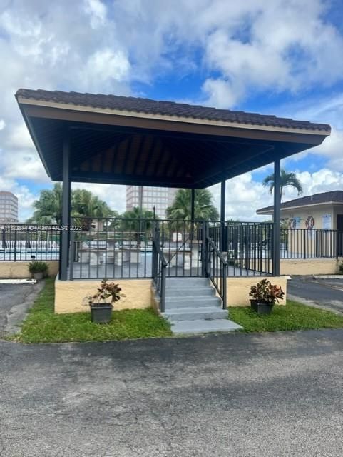Recently Sold: $285,000 (2 beds, 2 baths, 848 Square Feet)