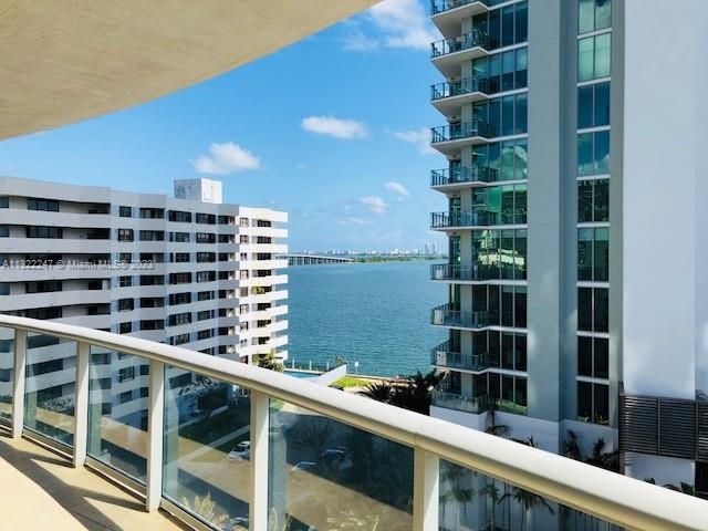 Recently Sold: $635,000 (2 beds, 2 baths, 1363 Square Feet)