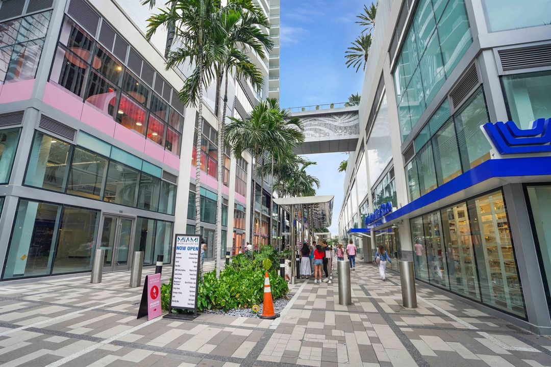851 NE 1st Avenue 812 Miami