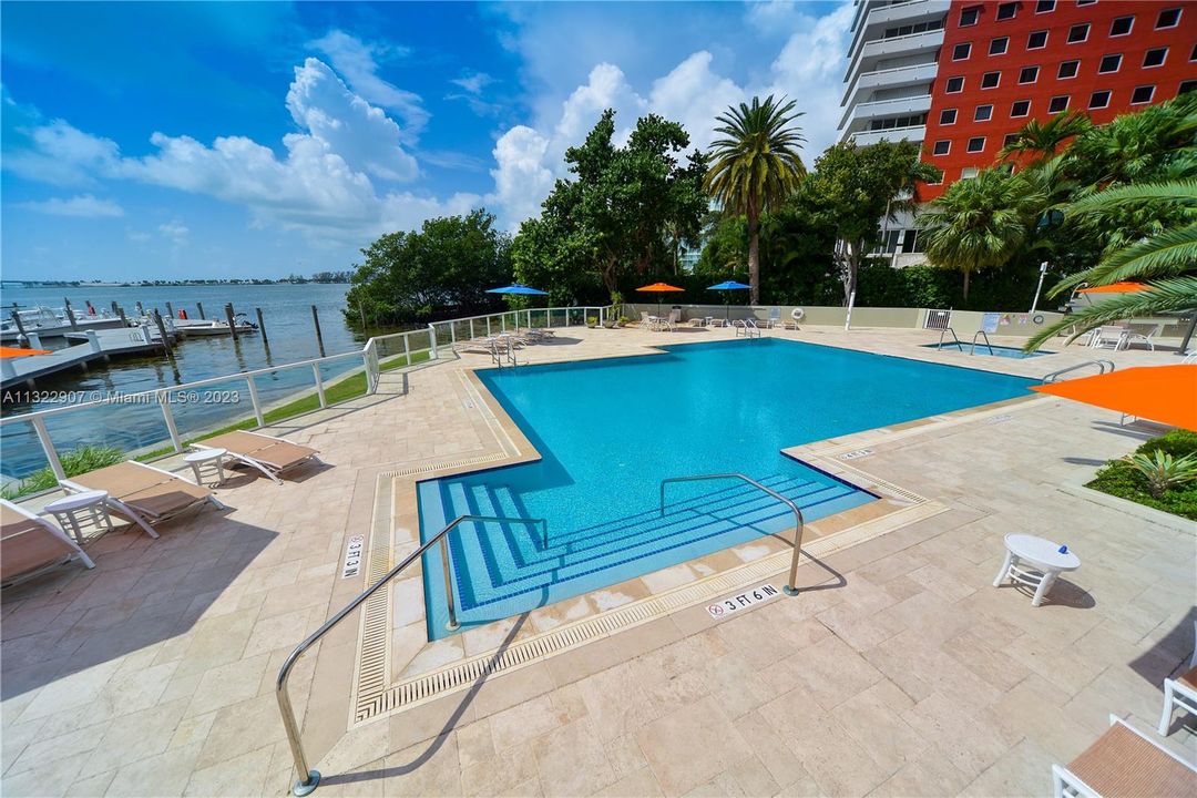 Recently Sold: $550,000 (1 beds, 1 baths, 717 Square Feet)