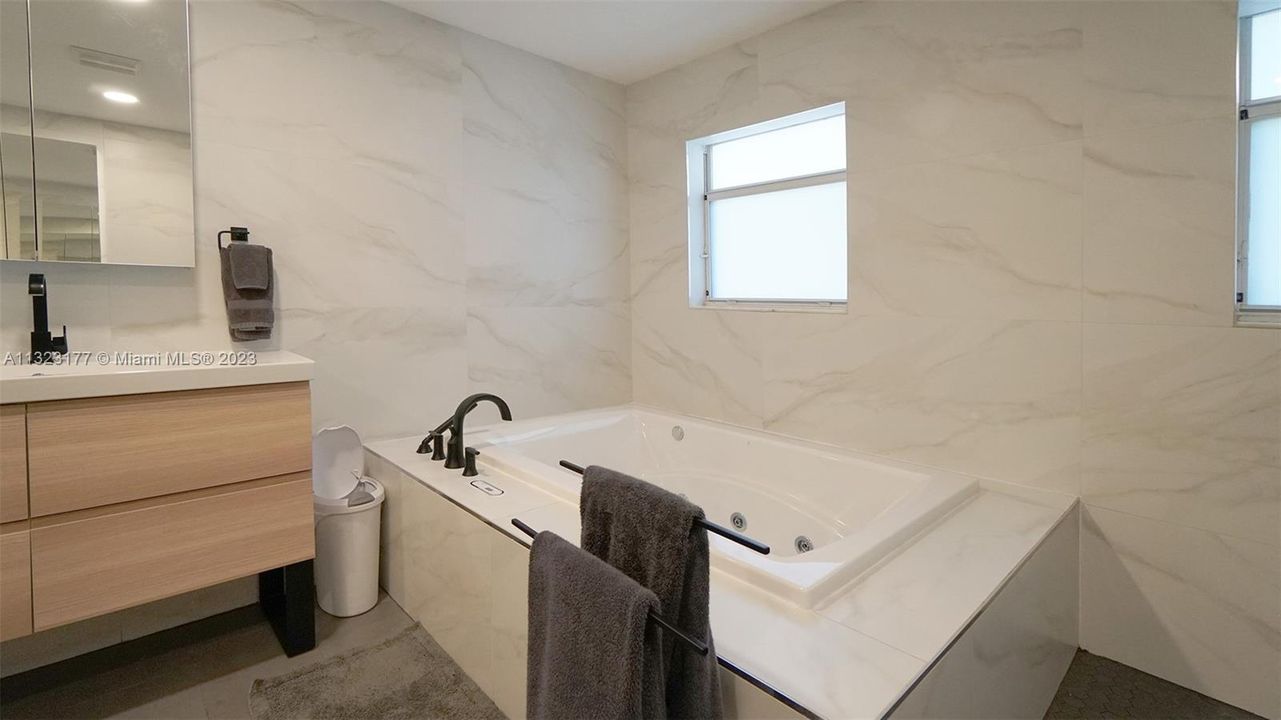 Recently Sold: $774,900 (3 beds, 3 baths, 2344 Square Feet)