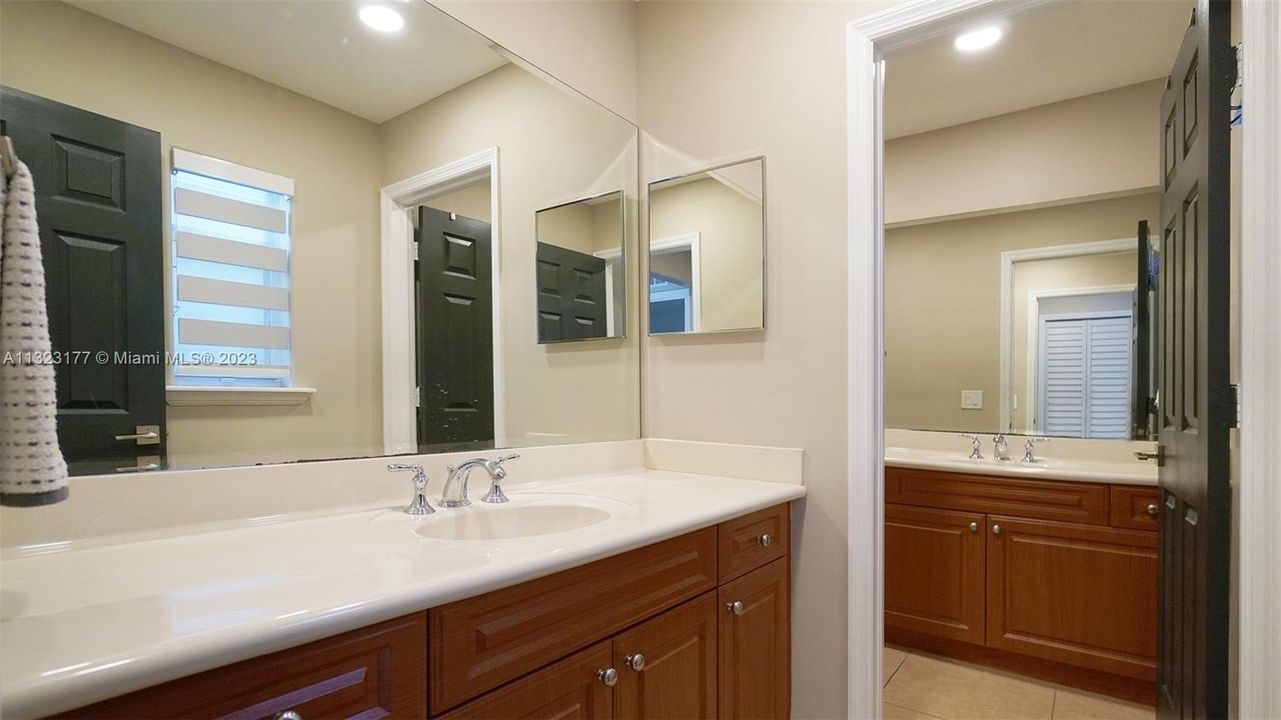 Recently Sold: $774,900 (3 beds, 3 baths, 2344 Square Feet)