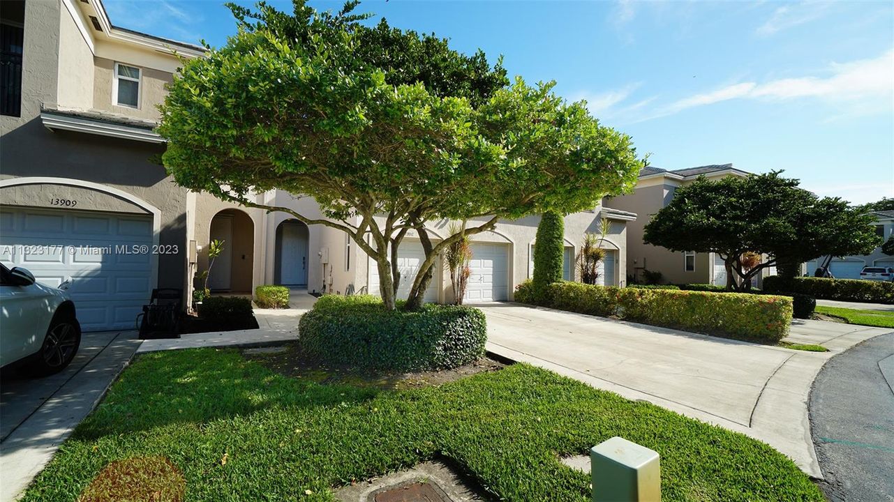 Recently Sold: $774,900 (3 beds, 3 baths, 2344 Square Feet)