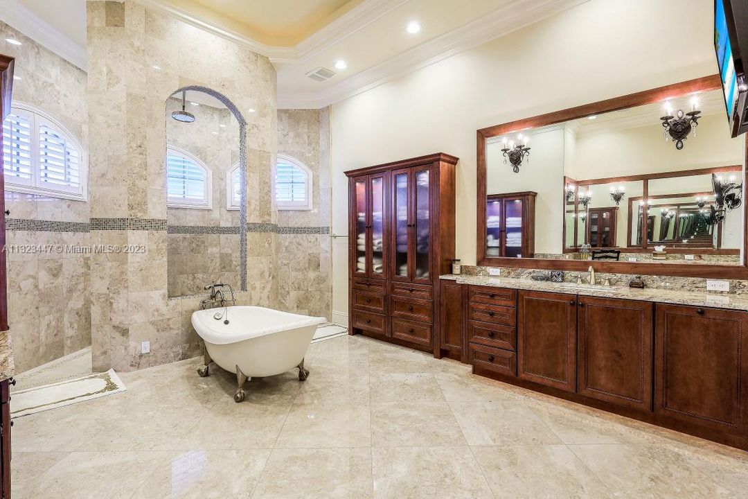 Recently Sold: $6,800,000 (5 beds, 4 baths, 4860 Square Feet)