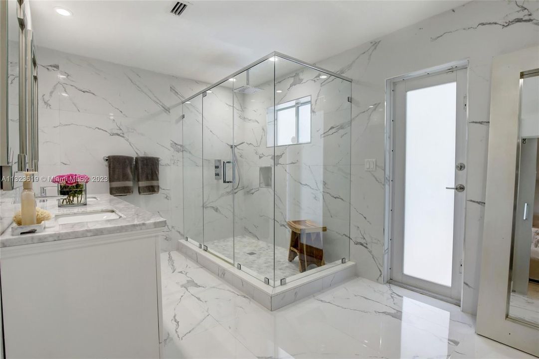 最近售出: $869,500 (4 贝兹, 3 浴室, 2005 平方英尺)