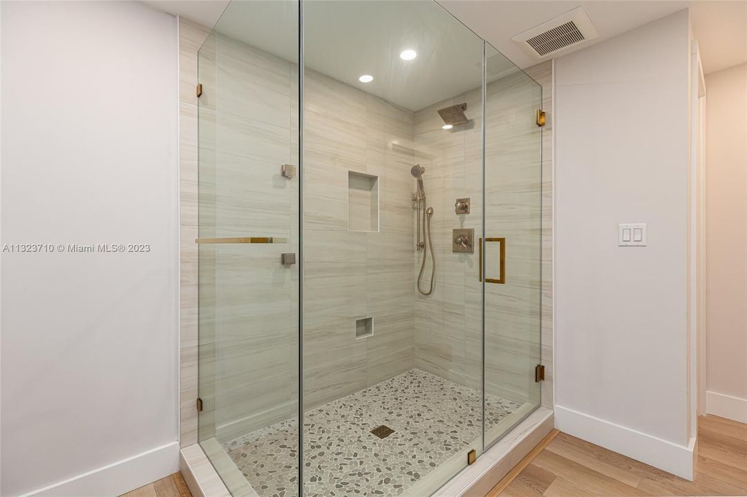 最近售出: $2,499,999 (4 贝兹, 3 浴室, 2531 平方英尺)