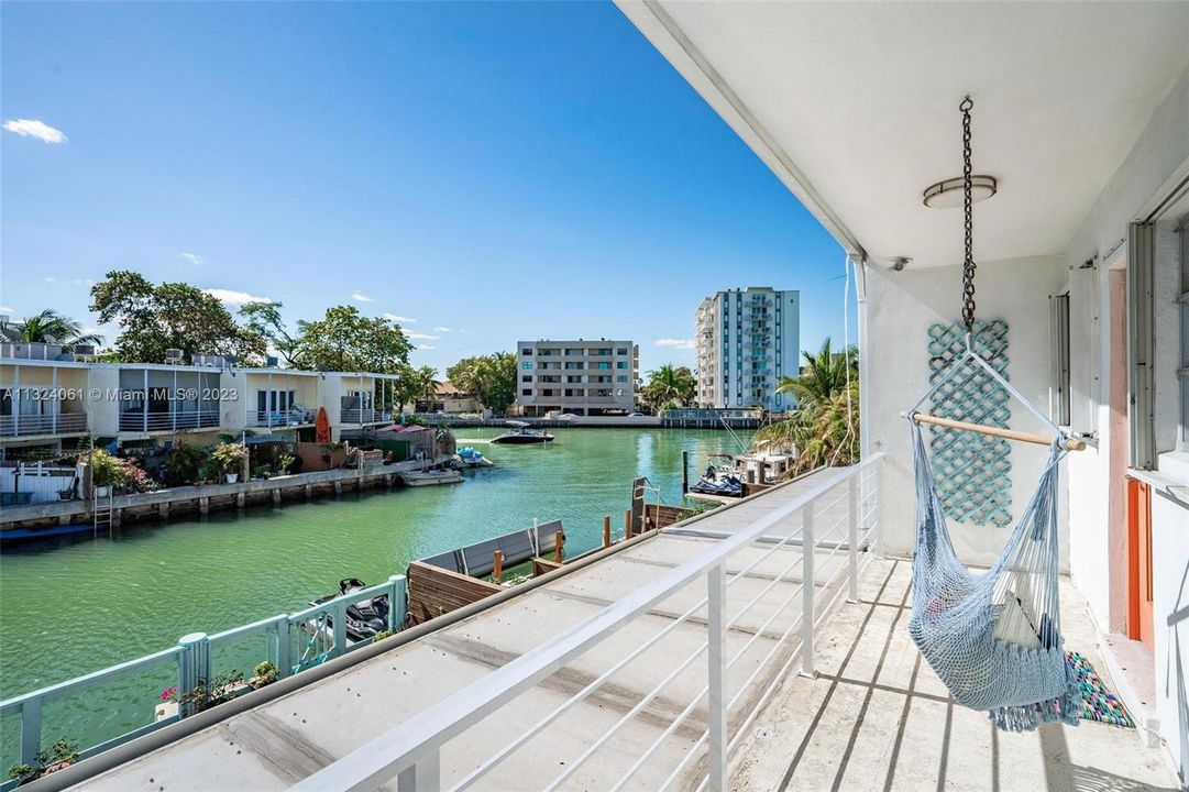 Recently Sold: $1,000,000 (4 beds, 3 baths, 1702 Square Feet)