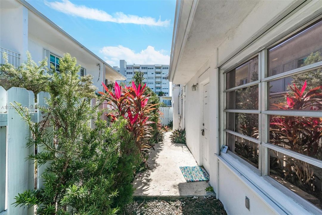 Recently Sold: $1,000,000 (4 beds, 3 baths, 1702 Square Feet)