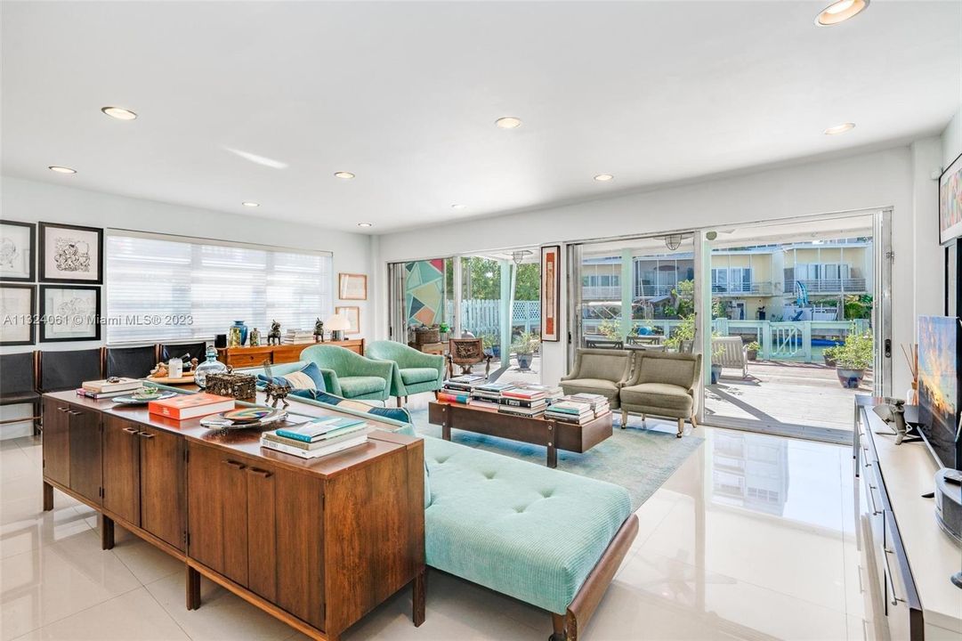 Recently Sold: $1,000,000 (4 beds, 3 baths, 1702 Square Feet)