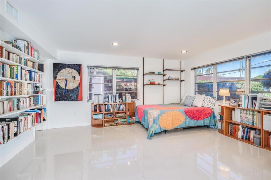 Recently Sold: $1,000,000 (4 beds, 3 baths, 1702 Square Feet)