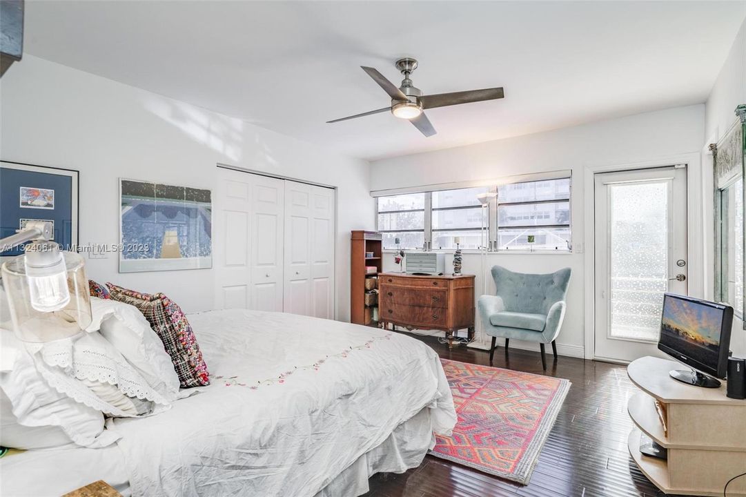 Recently Sold: $1,000,000 (4 beds, 3 baths, 1702 Square Feet)