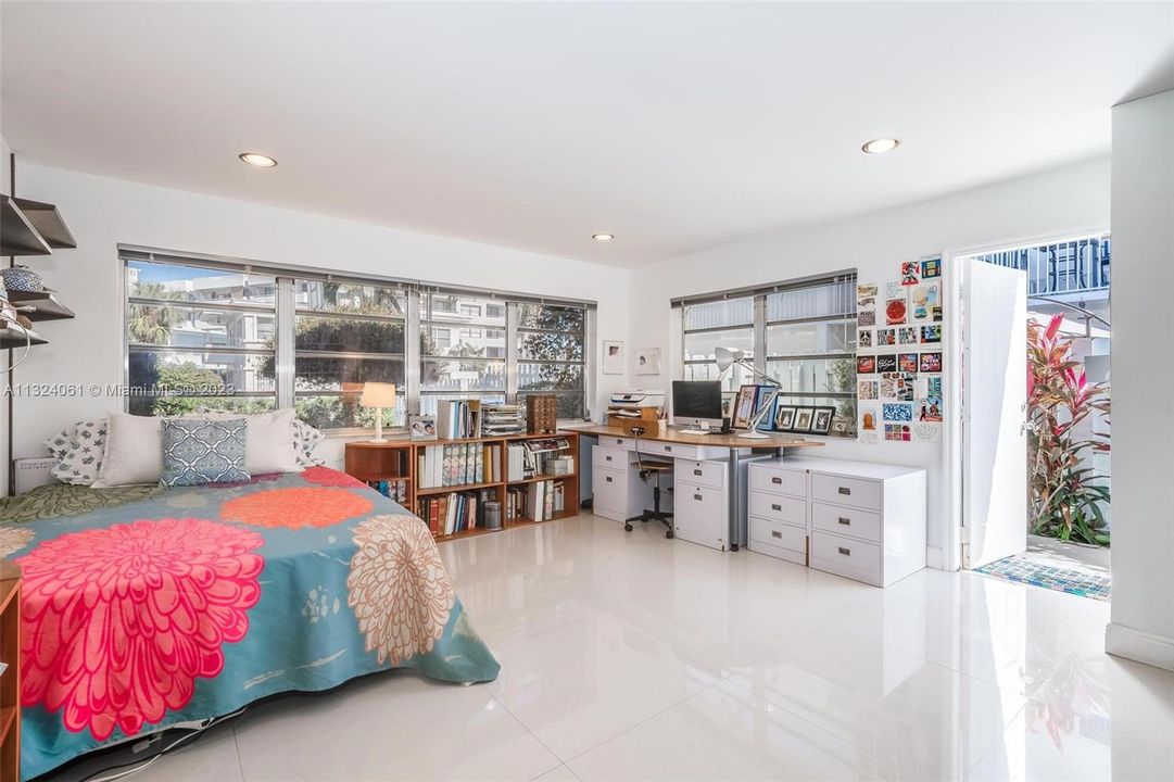 Recently Sold: $1,000,000 (4 beds, 3 baths, 1702 Square Feet)