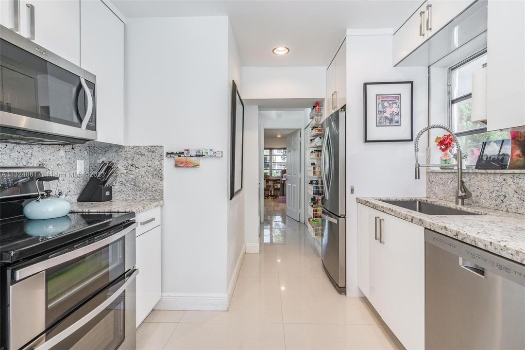 Recently Sold: $1,000,000 (4 beds, 3 baths, 1702 Square Feet)