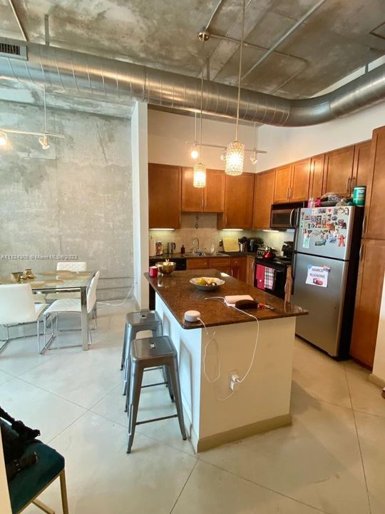 Recently Sold: $350,000 (1 beds, 1 baths, 709 Square Feet)