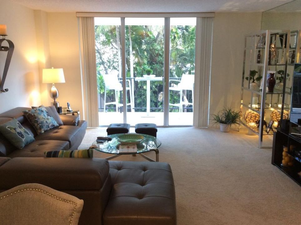Recientemente alquilado: $1,950 (1 camas, 1 baños, 940 Pies cuadrados)