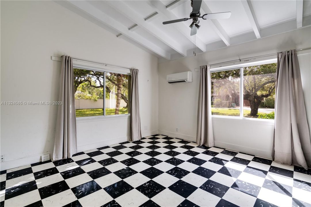Recently Sold: $5,500,000 (3 beds, 2 baths, 1702 Square Feet)