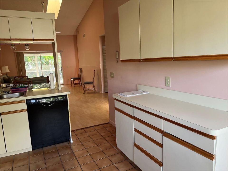 Vendido Recientemente: $279,000 (2 camas, 2 baños, 1129 Pies cuadrados)