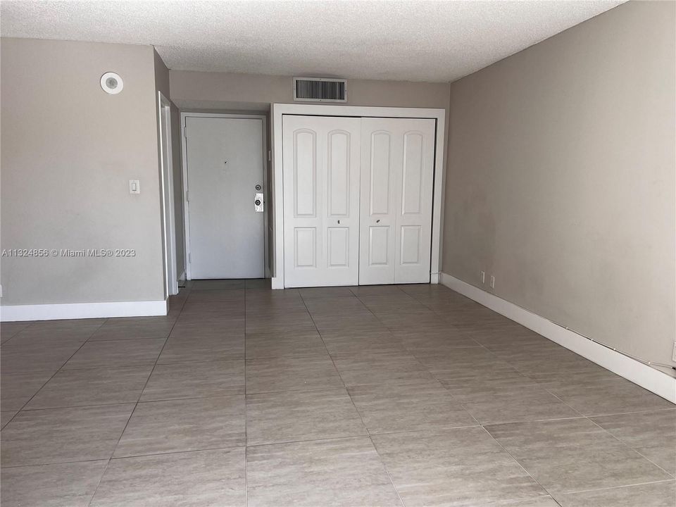 Recently Rented: $2,400 (1 beds, 1 baths, 767 Square Feet)