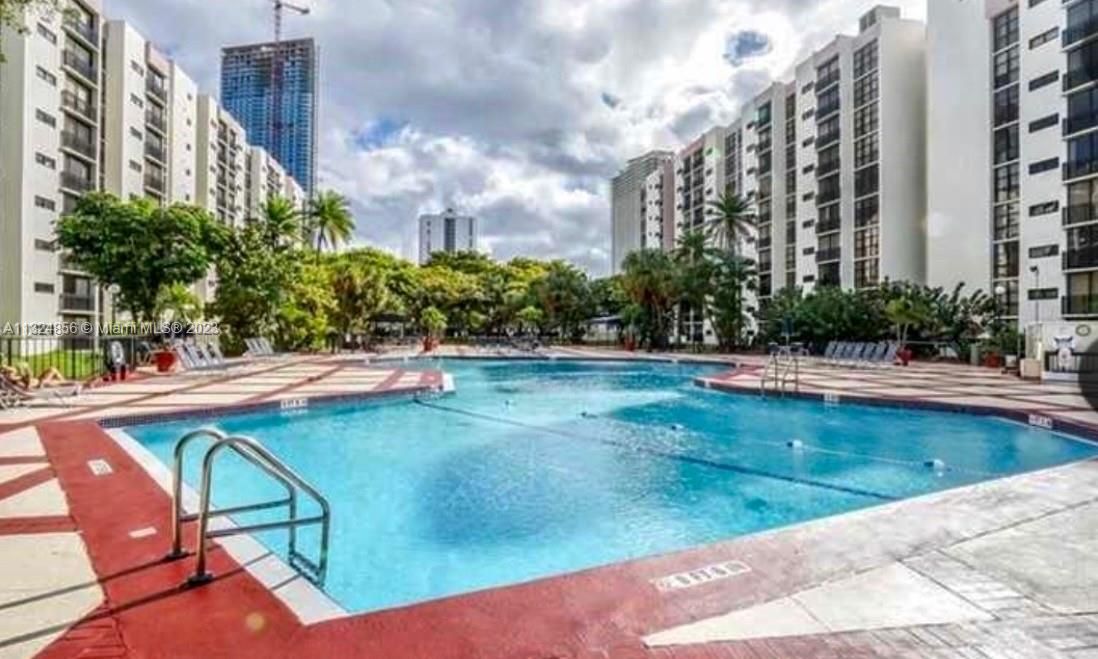 Recently Rented: $2,400 (1 beds, 1 baths, 767 Square Feet)