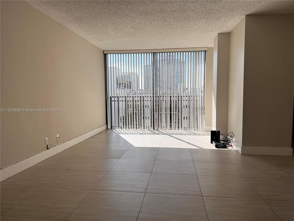 Recently Rented: $2,400 (1 beds, 1 baths, 767 Square Feet)