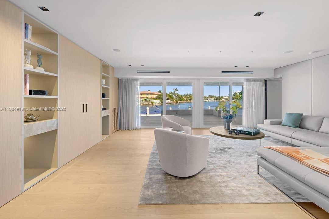 Recently Sold: $3,650,000 (3 beds, 3 baths, 2331 Square Feet)