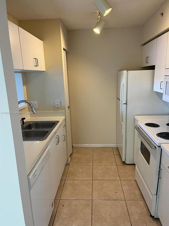 Recently Rented: $1,900 (1 beds, 1 baths, 665 Square Feet)