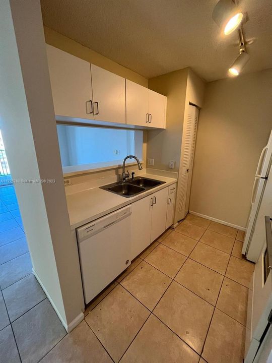 Recently Rented: $1,900 (1 beds, 1 baths, 665 Square Feet)