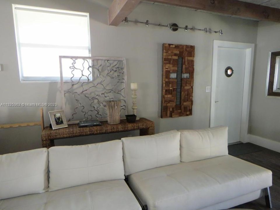 Recently Sold: $650,000 (2 beds, 2 baths, 1296 Square Feet)