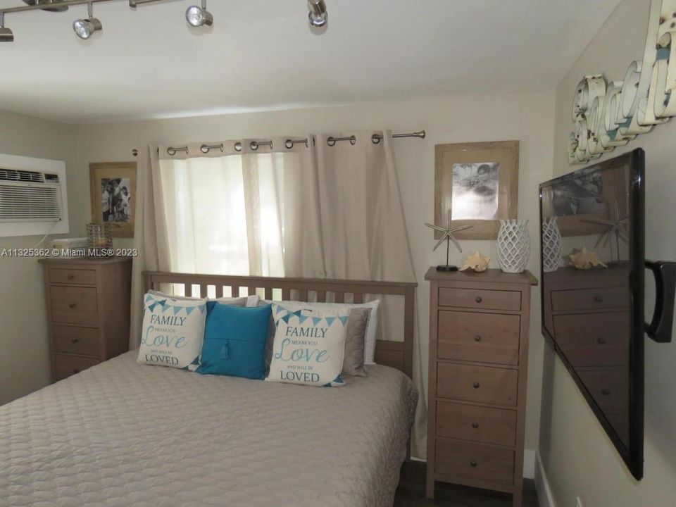 Recently Sold: $650,000 (2 beds, 2 baths, 1296 Square Feet)