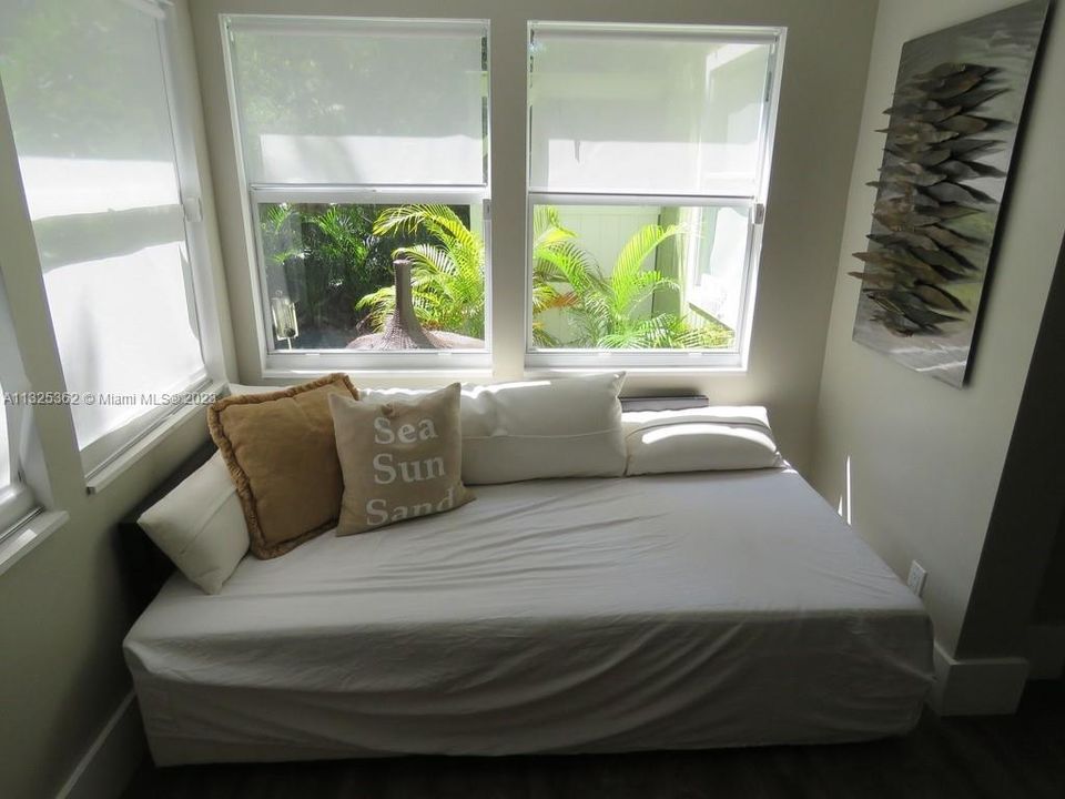 Recently Sold: $650,000 (2 beds, 2 baths, 1296 Square Feet)