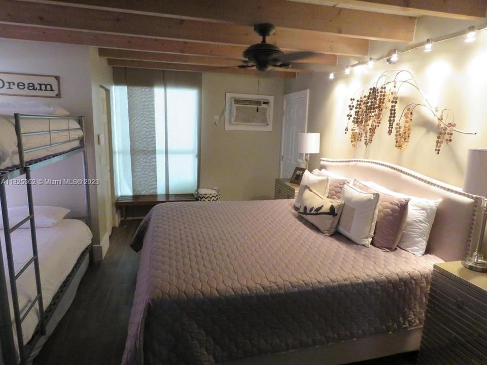 Recently Sold: $650,000 (2 beds, 2 baths, 1296 Square Feet)