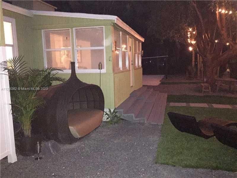 Recently Sold: $650,000 (2 beds, 2 baths, 1296 Square Feet)