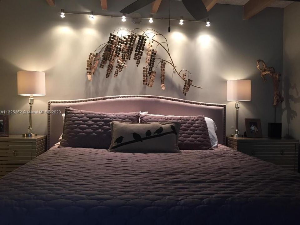 Recently Sold: $650,000 (2 beds, 2 baths, 1296 Square Feet)