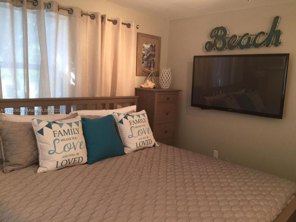 Recently Sold: $650,000 (2 beds, 2 baths, 1296 Square Feet)