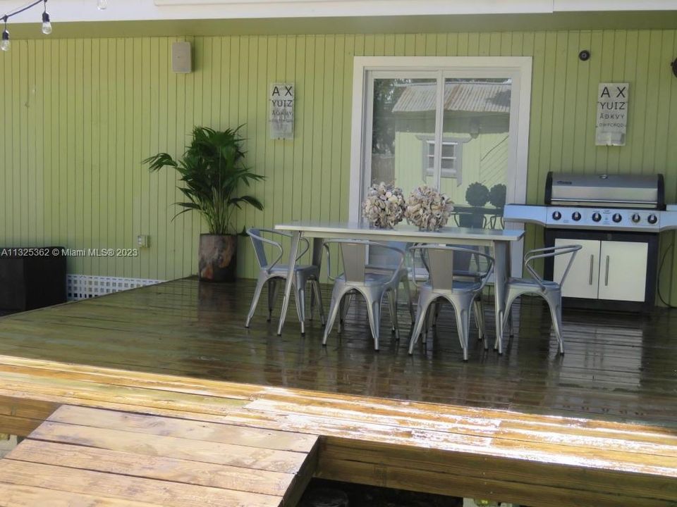 Recently Sold: $650,000 (2 beds, 2 baths, 1296 Square Feet)