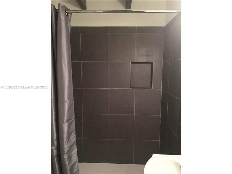 Recently Sold: $650,000 (2 beds, 2 baths, 1296 Square Feet)