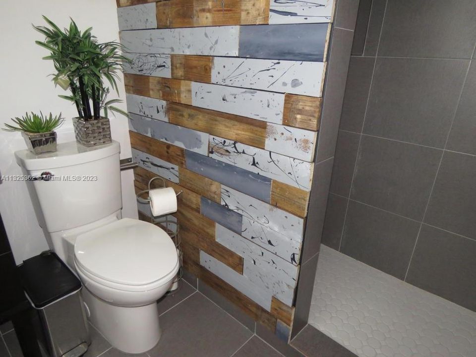 Recently Sold: $650,000 (2 beds, 2 baths, 1296 Square Feet)