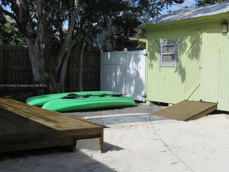 Recently Sold: $650,000 (2 beds, 2 baths, 1296 Square Feet)